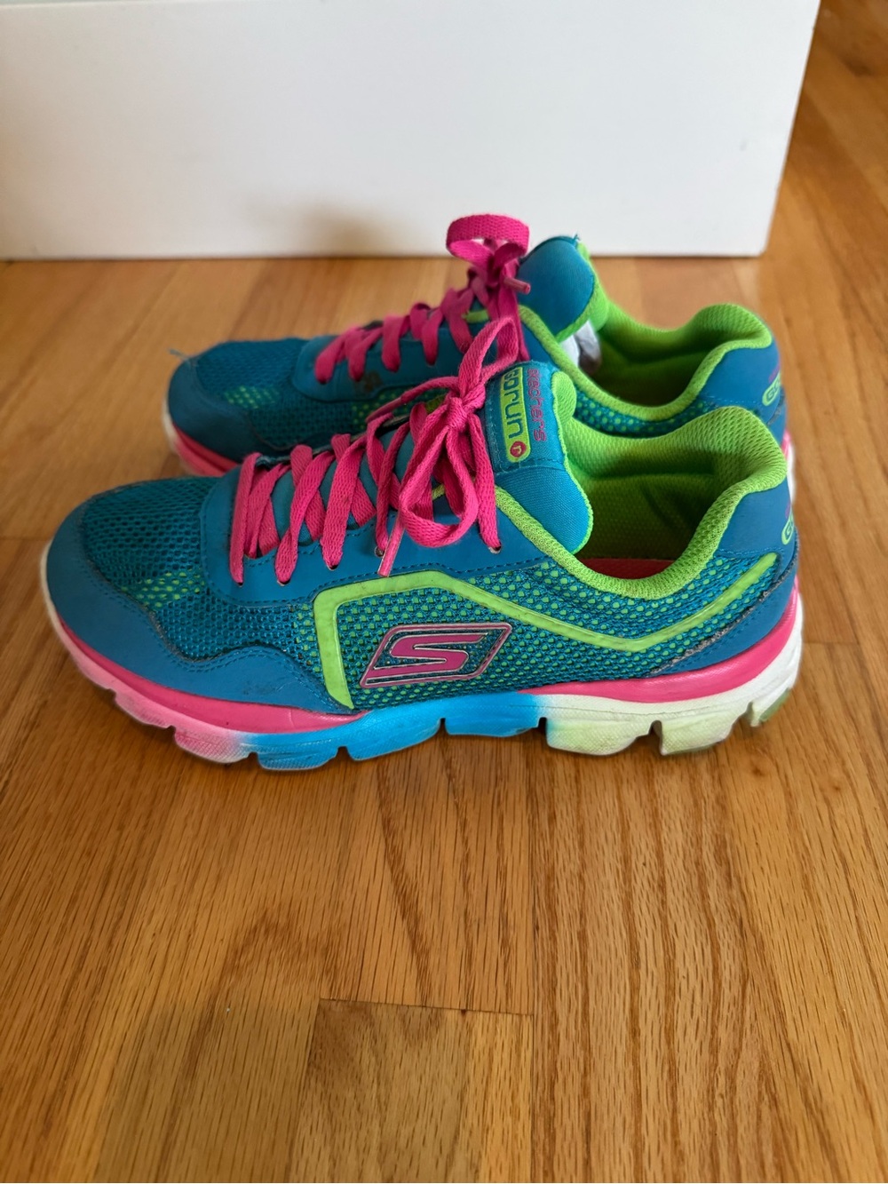 Skechers GOrun Kids Teal Sneakers with Pink Laces - Picture 4 of 4